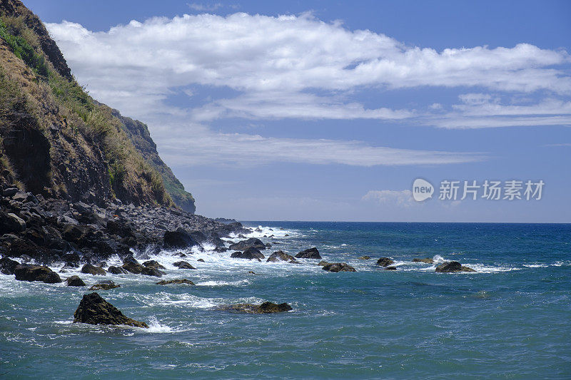 海浪袭击了马德拉岛南部海岸的Jardim do Mar大道